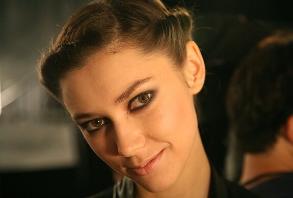 Модная крученая укладка Carolina Herrera Carolina Herrera