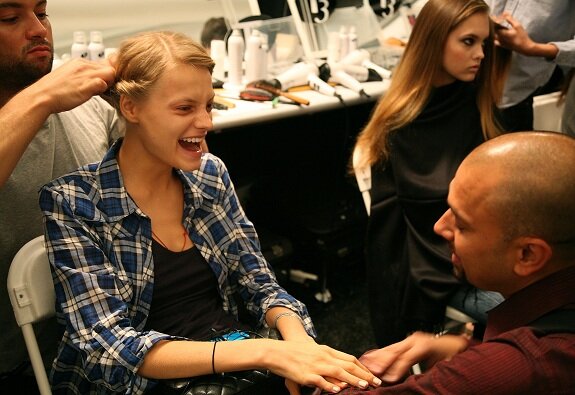 Модная крученая укладка Carolina Herrera - Backstage Carolina Herrera